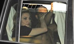 Madonna bị bắt gặp "tòm tem" trên ôtô cùng phi công trẻ