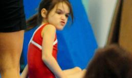 Suri vô cùng đáng yêu trong bộ đồ tập tone đỏ