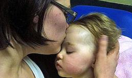 Nụ hôn vĩnh biệt của mẹ cứu sống con gái sắp chết