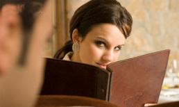 Bi hài công sở tiến thân bằng "à ơi"