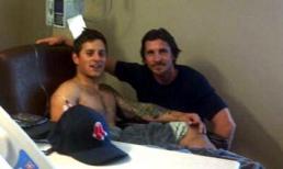 Diễn viên phim Batman 3 tới thăm nạn nhân vụ xả súng