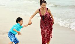 Jennifer tung tăng trên biển với con trai