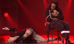 Madonna quằn quại đến lộ quần chip trên sân khấu