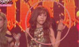 Hyo Min (T-Ara) vừa hát vừa nhìn lời trên lòng bàn tay