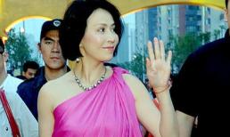 Lưu Gia Linh khoe vai nõn nà ở độ tuổi gần 50