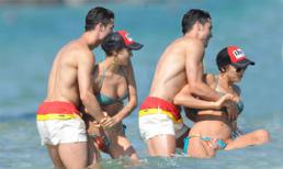 CR7 và bồ quấn quýt, âu yếm nhau trên bãi biển