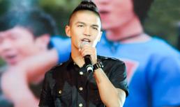 Cường Seven bị ném đá tơi tả vì hát live kém cỏi