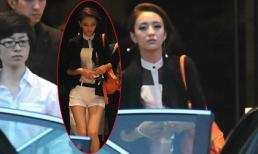 Đồng Lệ Á lộ chân bị "biến dạng" cong veo