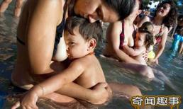 Cho con bú tập thể trên biển