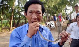 Hãi hùng người đàn ông ăn tươi nuốt sống rắn độc