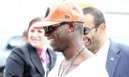 Balotelli chui vào... nhà vệ sinh trốn người hâm mộ!