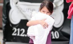 Suri phụng phịu ôm gấu bông đi uống cà phê cùng mẹ