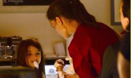 Suri xuất hiện cùng mẹ sau cú shock của gia đình