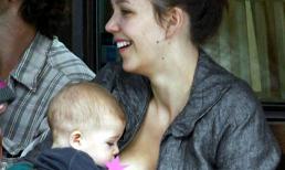 Sao nữ thản nhiên cho con bú giữa chốn đông người