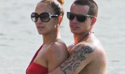 Jennifer Lopez quyến rũ 'phi công' bằng bikini đỏ