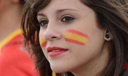 Những thiếu nữ xinh đẹp “hâm nóng” kỳ Euro