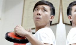 Trấn Thành hứng chí "tung chưởng" trong cánh gà