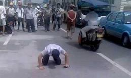 Rạp đầu, bò lê giữa đường cả 1.000 m xin vợ tha thứ