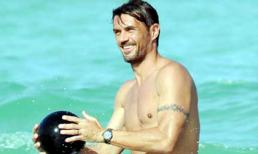 Vợ chồng Maldini mặn nồng trong sóng biển