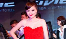 Diễm Hương da trắng bóc, váy đỏ rực "đọ dáng" cùng siêu xe