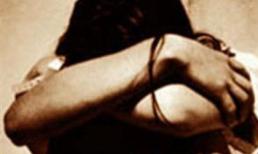 Nữ tiếp viên quán karaoke bị hiếp dâm tập thể