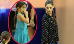 Chán chơi với bố, Suri lặng lẽ trở về bên mẹ