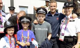 Ba cha con David Beckham chào hỏi bảo vệ của Olympics London