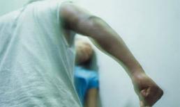 Ngửi từ trên xuống dưới, có mùi "thằng nào" là đánh vợ