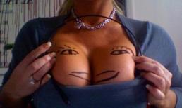 'Khoe hàng'... sốc và độc