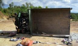 Đi đưa tang cha, con tử nạn