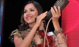 Miss World 2012: Chiếc tù và của Hoàng My được bán với giá 328 triệu