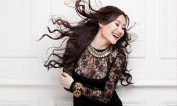 Nguyệt Ánh đẹp buông lơi với vai trần, chân dài gợi cảm