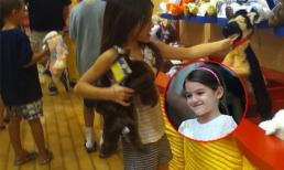 Suri diện quần short, áo ba lỗ đi mua thú bông