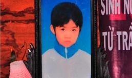 Bé 6 tuổi tử vong vì bị đâm hàng chục nhát