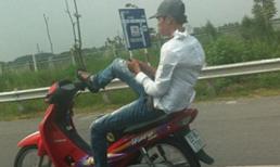 'Quái xế' vừa lái xe bằng chân vừa nhắn tin