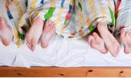 'Hái trái cấm' giữa đêm rồi ngủ quên bên... cha bạn gái