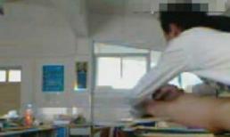 Xôn xao clip 9X làm "chuyện người lớn" trong lớp học