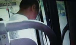 Thản nhiên tiểu tiện trên xe buýt