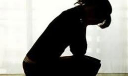 Quên nhổ mạ, chồng bị vợ đổ nhựa đường vào "của quý"