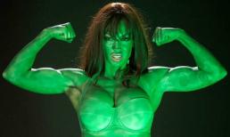 Người mẫu Jodie Marsh "xé quần, xé áo" khoe vòng 1 cùng da thịt xanh lét