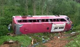 Xe chở 45 phật tử rơi xuống vực, 2 người chết