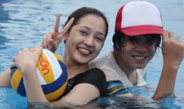 Bảo Anh đùa nghịch cùng Bùi Anh Tuấn ở bể bơi