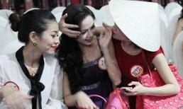 Thí sinh Hoa hậu "cưỡng hôn" bạn
