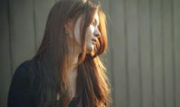 "Bí mật" của con gái và cha dượng