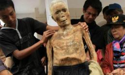 Ảnh độc: Lễ khai quật mộ, thay quần áo cho xác chết