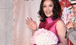 61 tuổi, Lưu Hiểu Khánh vẫn rạng rỡ hơn hoa