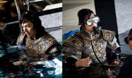 Lee Min Ho "vật lộn" với áo giáp 7kg dưới nước