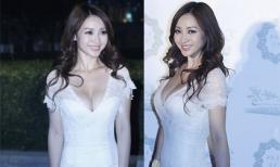 Liễu Nham khoe đôi gò bồng đảo căng đầy với váy xẻ sâu