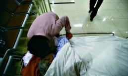 Bà lão 'chết đi sống lại', cả bệnh viện xin lỗi