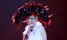 Hồng Nhung hóa "gà mái mẹ" trên sân khấu